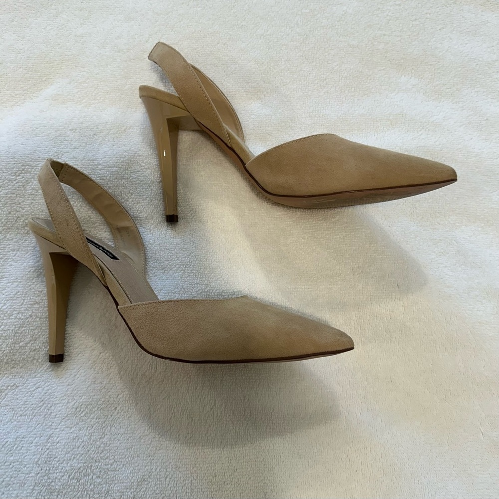 Town Shoes Beige Pointed Toe Slingback 4 in Heel Size 9 Suede-Like Upper Womens